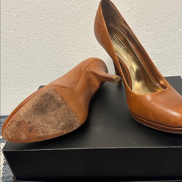 Coach Women's Brown Leather Heels - Picture 4 of 6